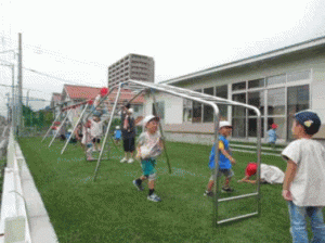 The playground is covered with artificial grass (St. Paul’s Kindergarten, Hayama, Koriyama City) [June 2015]