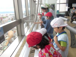 Under the crystal-clear sky, the kids were able to see the whole city of Koriyama.