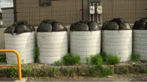 Those pipes contain contaminated soil. Inside such a pipe, the radioactivity reaches 0.3 to 0.7Sv/hr. (Hayama, Koriyama City) [May 2015]