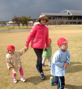 リフレッシュプログラムの一環である園外保育で、亀ヶ城公園での崎原美奈子先生。子どもたち全員で先生を捕まえる「○○先生をつかまえよう」ゲームで、みんなで広い公園の中を走りまわりました。