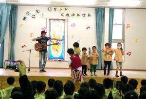 Singing and dancing with “Rocket Crayon” from the Kobe Diocese