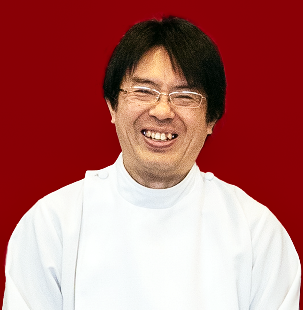 笑顔の塚田先生の写真