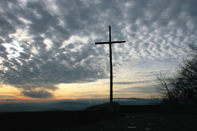 聖地ラ・ヴェルナに立つ十字架